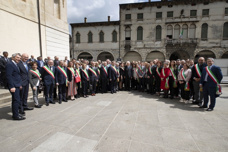 Il Presidente Sergio Mattarella con i Sindaci della Provincia di Treviso in occasione della cerimonia commemorativa del 74° anniversario della Liberazione