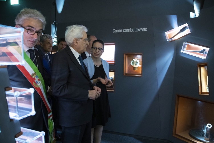 Il Presidente Sergio Mattarella durante la visita al Museo della Battaglia in occasione del 74° anniversario della Liberazione
