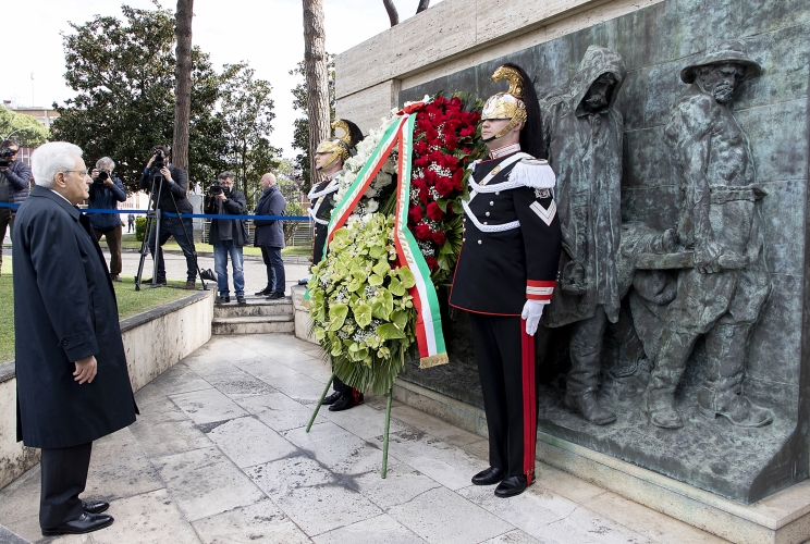 Il Presidente Sergio Mattarella in occasione della deposizione di una corona di fiori sul monumento dedicato alle vittime sul lavoro