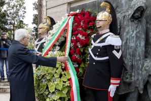 Il Presidente Sergio Mattarella in occasione della deposizione di una corona di fiori sul monumento dedicato alle vittime sul lavoro