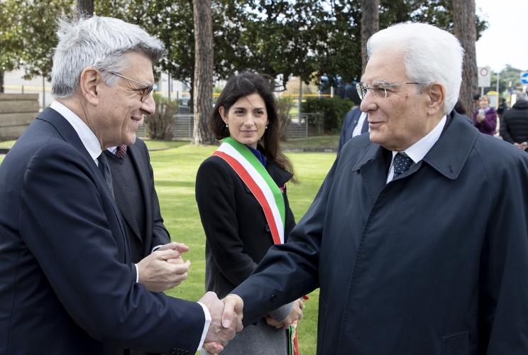 Il Presidente Sergio Mattarella con Massimo De Felice, Presidente dell’INAIL e Virginia Raggi, Sindaco di Roma, in occasione della deposizione di una corona di fiori sul monumento dedicato alle vittime sul lavoro