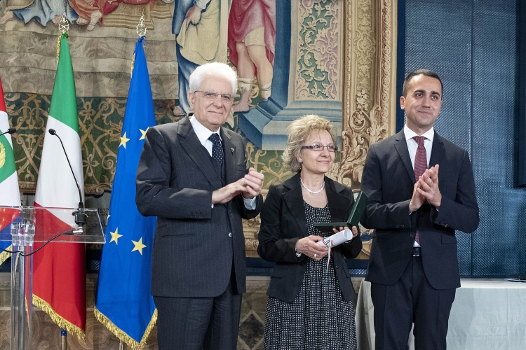 Il Presidente Sergio Mattarella con il Ministro Di Maio, procedono alla consegna dell Stelle al Merito del Lavoro “alla memoria”.
