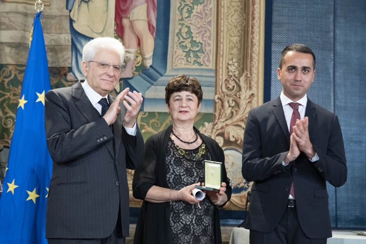 Il Presidente Sergio Mattarella con il Ministro Di Maio, procedono alla consegna dell Stelle al Merito del Lavoro “alla memoria”.
