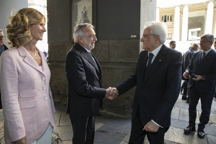 Il Presidente della Repubblica Sergio Mattarella a Napoli al Teatro San Carlo accolto da Luigi Nicolais, Presidente della Fondazione COTEC Italia e Isabel Furtado, Presidente della Fondazione COTEC Portogallo, in occasione del XIII Simposio COTEC 