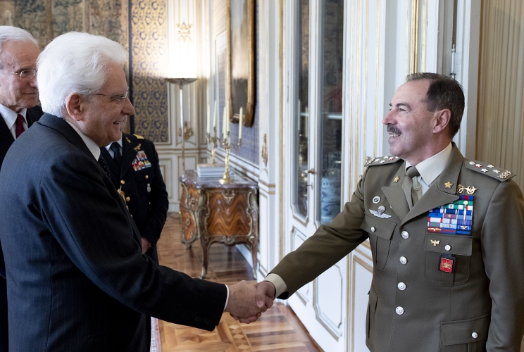 Il Presidente Sergio Mattarella accoglie il Gen. C.A. Salvatore Farina, Capo di Stato Maggiore dell’Esercito