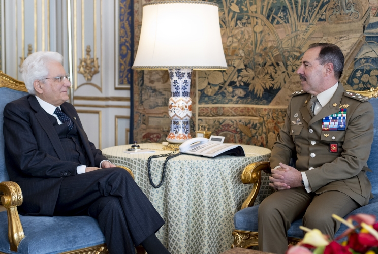 Il Presidente Sergio Mattarella con il Gen. C.A. Salvatore Farina, Capo di Stato Maggiore dell’Esercito