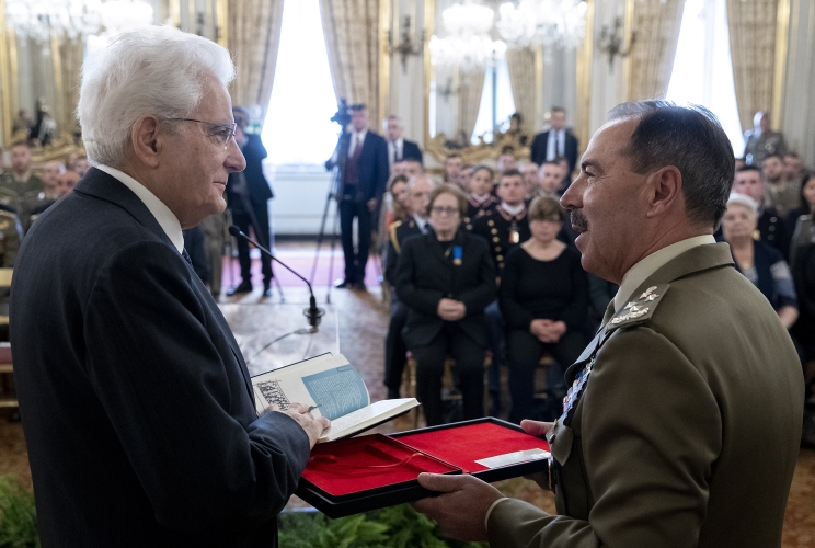 Il Presidente Sergio Mattarella con il Gen. C.A. Salvatore Farina, Capo di Stato Maggiore dell’Esercito,  in occasione del 158° anniversario di fondazione dell'Esercito Italiano