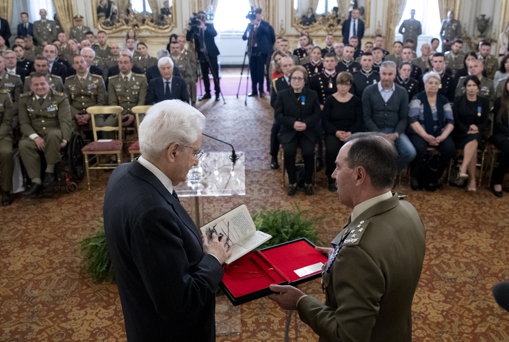 Il Presidente Sergio Mattarella con il Gen. C.A. Salvatore Farina, Capo di Stato Maggiore dell’Esercito,  in occasione del 158° anniversario di fondazione dell'Esercito Italiano
