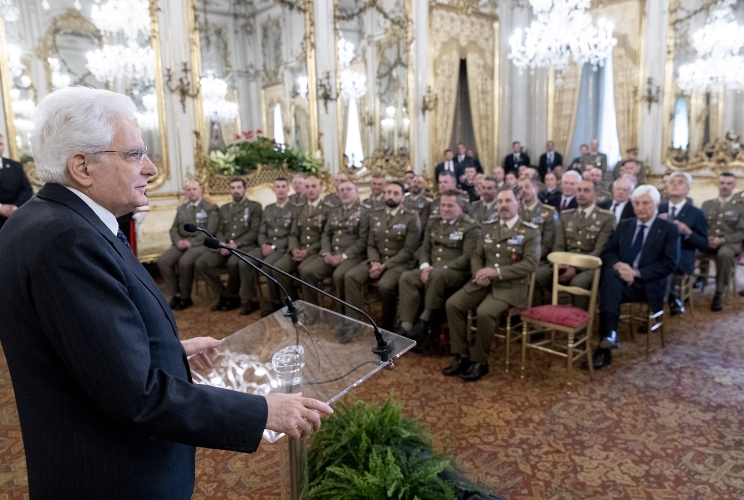 Il Presidente Sergio Mattarella in occasione dell'incontro con una rappresentanza dell’Esercito Italiano, nel 158° anniversario di fondazione dell'Esercito Italiano