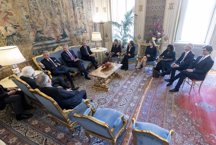 Il Presidente Sergio Mattarella nel corso dell'incontro con Marco Maria Durante, Presidente di LaPresse,  e Gary Pruitt, Presidente e Amministratore Delegato di AP, unitamente ad una delegazione 
