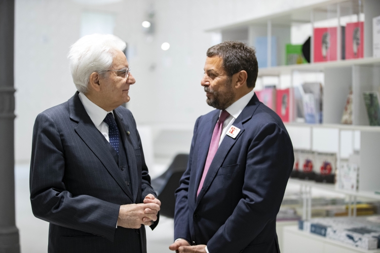 Il Presidente Sergio Mattarella al Museo MAXXI – Museo Nazionale delle Arti del XXI secolo di Roma,con Claudio Tesauro Presidente e Direttore Generale di “Save the Children”-Italia,in occasione della cerimonia di celebrazione del centenario di “Save the Children”. 
