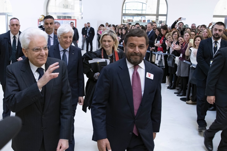 Il Presidente Sergio Mattarella al Museo MAXXI – Museo Nazionale delle Arti del XXI secolo di Roma,con Claudio Tesauro Presidente e Direttore Generale di “Save the Children”-Italia,in occasione della cerimonia di celebrazione del centenario di “Save the Children”. 
