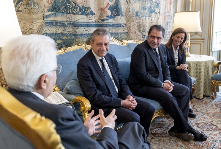 Il Presidente Sergio Mattarella con Carlo Verdelli, Direttore de "La Repubblica" e una rappresentanza del quotidiano
