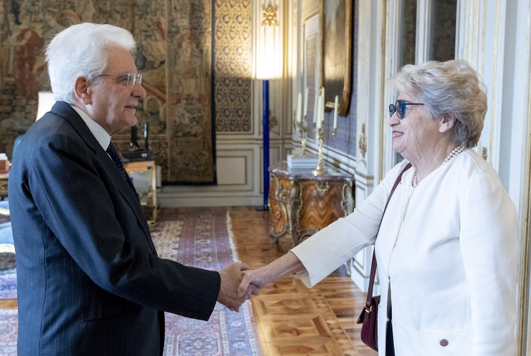Il Presidente Sergio Mattarella con la Sig.ra Maria Gabriella Carnieri Moscatelli, Presidente dell’Associazione Nazionale Volontarie del Telefono Rosa, unitamente ad una delegazione del sodalizio 
