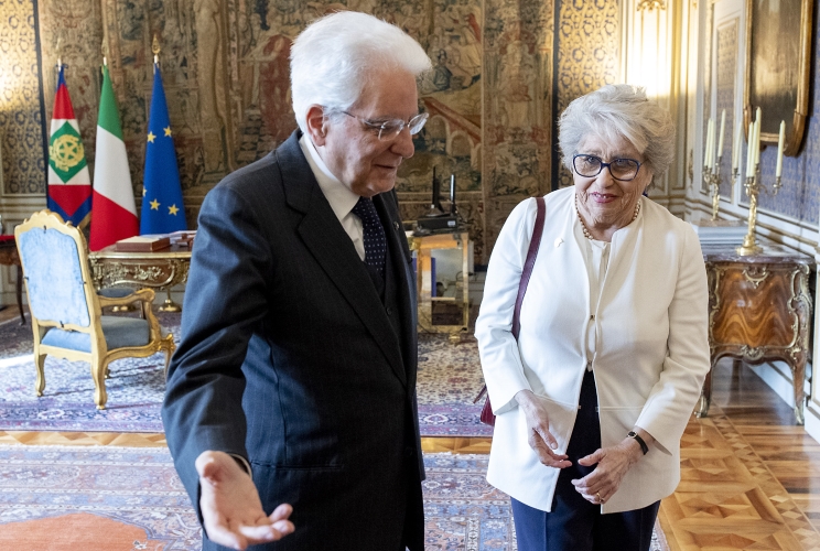 Il Presidente Sergio Mattarella con la Sig.ra Maria Gabriella Carnieri Moscatelli, Presidente dell’Associazione Nazionale Volontarie del Telefono Rosa