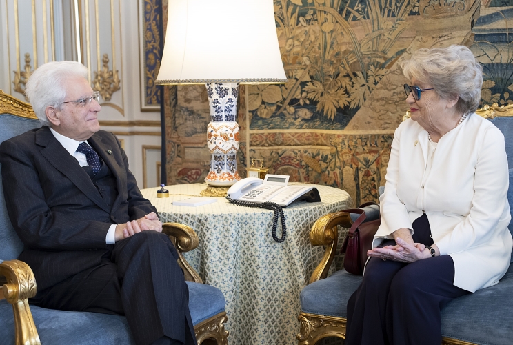 Il Presidente Sergio Mattarella con la Sig.ra Maria Gabriella Carnieri Moscatelli, Presidente dell’Associazione Nazionale Volontarie del Telefono Rosa