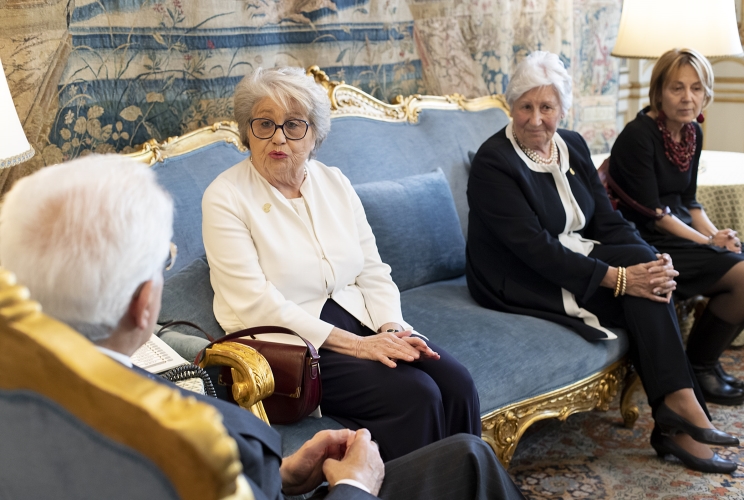 Il Presidente Sergio Mattarella con la Sig.ra Maria Gabriella Carnieri Moscatelli, Presidente dell’Associazione Nazionale Volontarie del Telefono Rosa, unitamente ad una delegazione del sodalizio 
