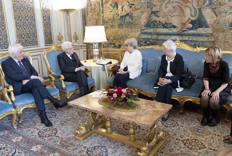 Il Presidente Sergio Mattarella con la Sig.ra Maria Gabriella Carnieri Moscatelli, Presidente dell’Associazione Nazionale Volontarie del Telefono Rosa, unitamente ad una delegazione del sodalizio 
