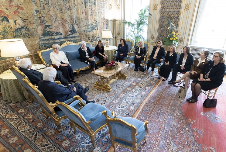 Il Presidente Sergio Mattarella con la Sig.ra Maria Gabriella Carnieri Moscatelli, Presidente dell’Associazione Nazionale Volontarie del Telefono Rosa, unitamente ad una delegazione del sodalizio 
