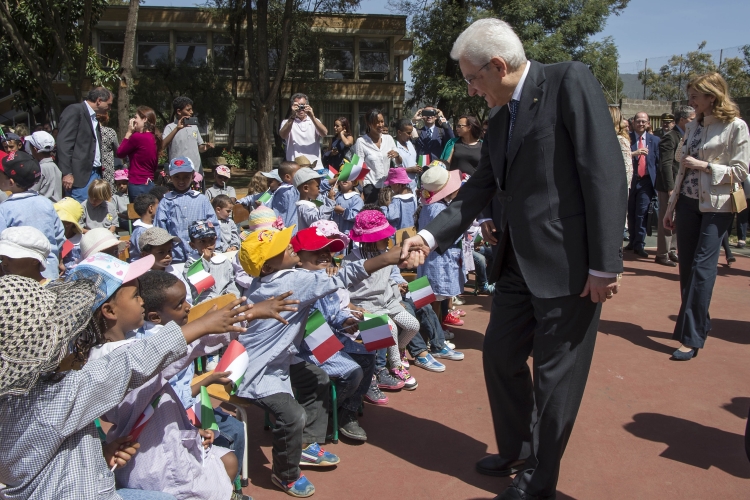Il Presidente Sergio Mattarella con i bambini della Scuola Statale Italiana