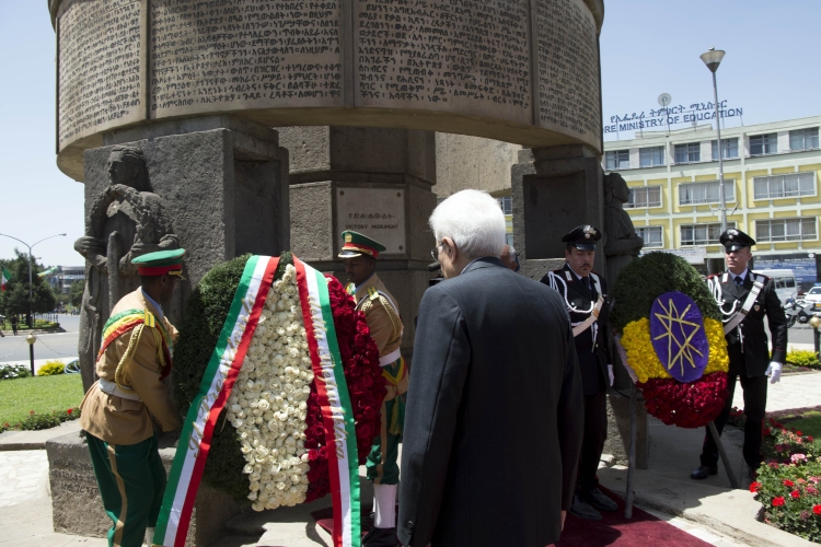 Il Presidente Sergio Mattarella depone una corona al Monumento della Vittoria Arat Kilo