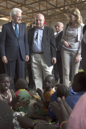 Il Presidente Sergio Mattarella visita il campo rifugiati di Teirkidi/Kule