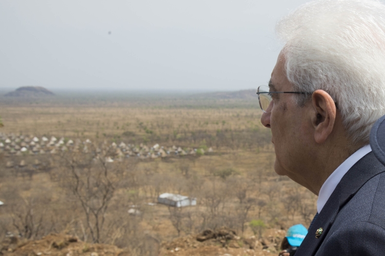 Il Presidente Sergio Mattarella visita il campo rifugiati di Teirkidi/Kule