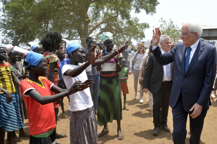 Il Presidente Sergio Mattarella visita il campo rifugiati di Teirkidi/Kule