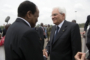 Il Presidente Sergio Mattarella accolto dal Presidente della Repubblica del Camerun, Paul Biya