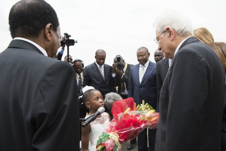 Il Presidente Sergio Mattarella accolto dal Presidente della Repubblica del Camerun, Paul Biya
