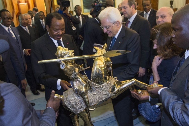 Il Presidente Sergio Mattarella e il Presidente della Repubblica del Camerun Paul Biya in occasione dello scambio dei doni