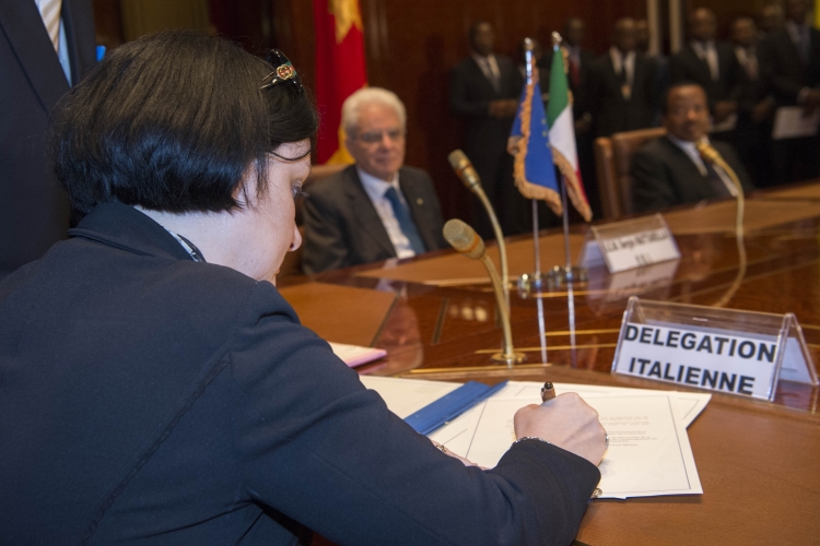 Il Presidente Sergio Mattarella e il Presidente della Repubblica del Camerun assistono alla firma degli Accordi Bilaterali