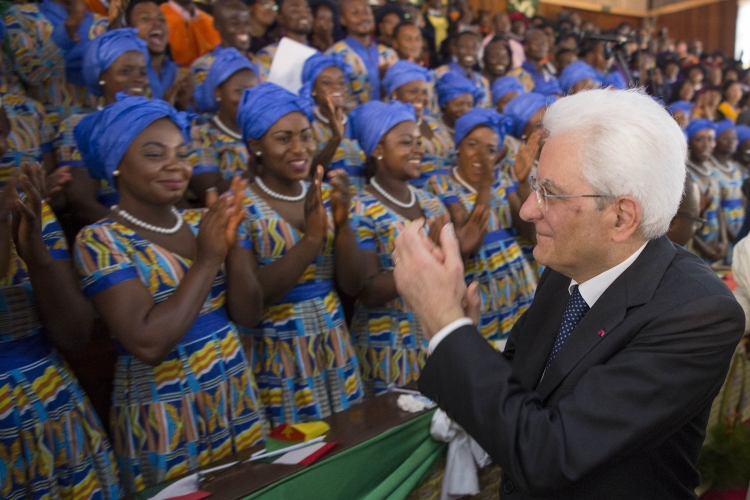 Il Presidente Sergio Mattarella al termine del suo intervento all'Università di Yaoundé