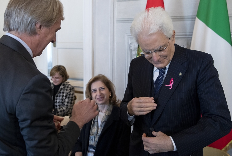 Il Presidente Sergio Mattarella indossa il logo di “Race for the Cure”, ricevuto da  Riccardo Masetti, Presidente di Komen Italia, in occasione dell'incontro con i partecipanti alla XX edizione dell’evento “Race for the Cure”
