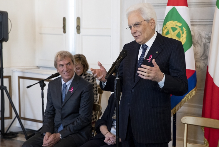 Il Presidente Sergio Mattarella con a fianco Riccardo Masetti, Presidente di Komen Italia, in occasione dell'incontro con i partecipanti alla XX edizione dell’evento “Race for the Cure”