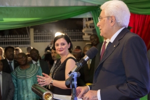 Il Presidente Sergio Mattarella con l'Ambasciatrice d'Italia in Camerun Samuela Isopi 