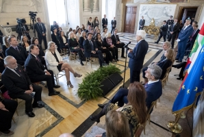 Il Presidente Sergio Mattarella con a fianco Riccardo Masetti, Presidente di Komen Italia, in occasione dell'incontro con i partecipanti alla XX edizione dell’evento “Race for the Cure”