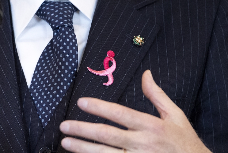 Il Presidente Sergio Mattarella indossa il logo di “Race for the Cure”, ricevuto da  Riccardo Masetti, Presidente di Komen Italia, in occasione dell'incontro con i partecipanti alla XX edizione dell’evento “Race for the Cure”