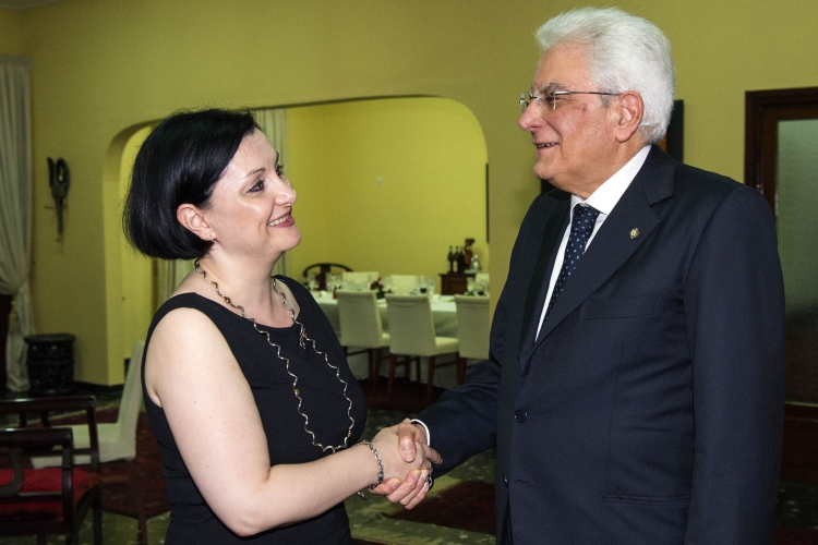 Il Presidente Sergio Mattarella con l'Ambasciatrice d'Italia in Camerun Samuela Isopi