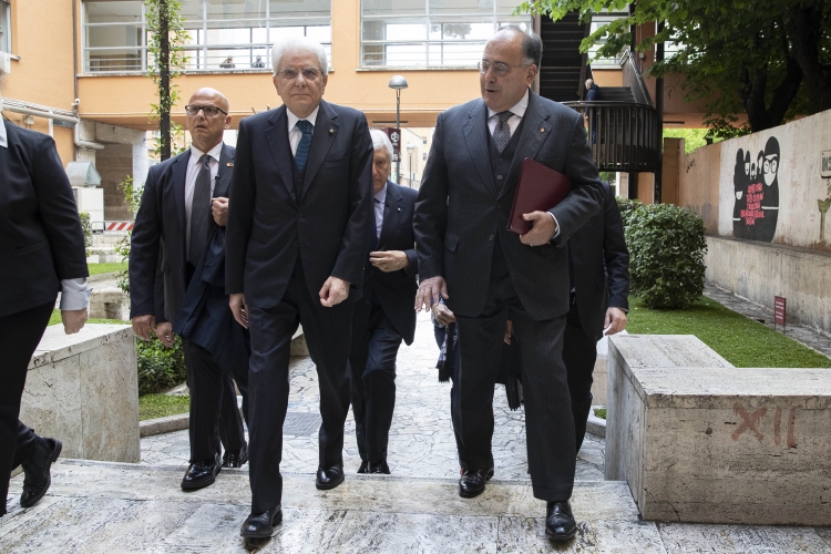 Il Presidente Sergio Mattarella con il Prof. Eugenio Gaudio, Rettore della Università “La Sapienza” di Roma, in occasione della cerimonia di intitolazione dell’Aula XIII a vent’anni dall’assassinio di Massimo D’Antona. 
