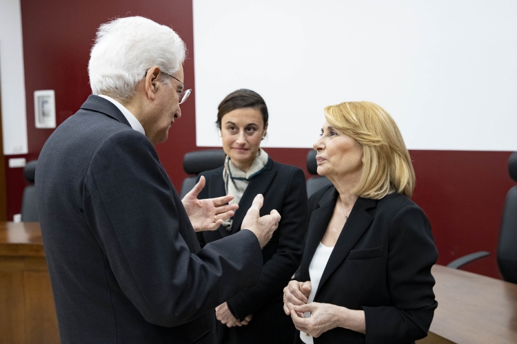 Il Presidente Sergio Mattarella alla Sapienza Università di Roma,con le Signore Olga e Valentina D’Antona,rispettivamente vedova e figlia di Massimo D’Antona, in occasione della cerimonia di intitolazione dell’Aula XIII a vent’anni dall’assassinio di Massimo D’Antona. 

