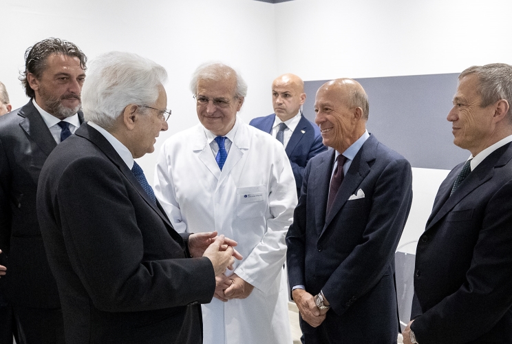 Il Presidente Sergio Mattarella con Carlo Cimbri, Presidente dell’Istituto Europeo di Oncologia, il Prof. Roberto Orecchia, Carlo Buora,e Mauro Melis, rispettivamente  Direttore Scientifico Vice Presidente e Amministratore Delegato dell’Istituto Europeo di Oncologia, in occasione della cerimonia per il 25° anniversario di fondazione