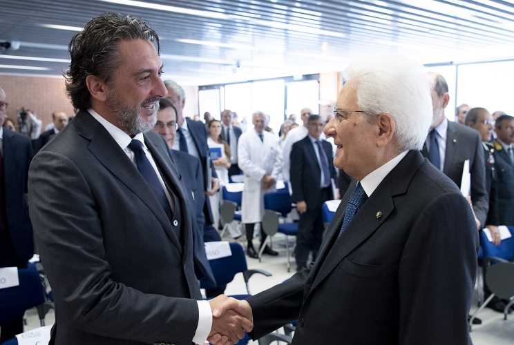 Il Presidente Sergio Mattarella con Carlo Cimbri, Presidente dell’Istituto Europeo di Oncologia, al termine della visita alla fondazione