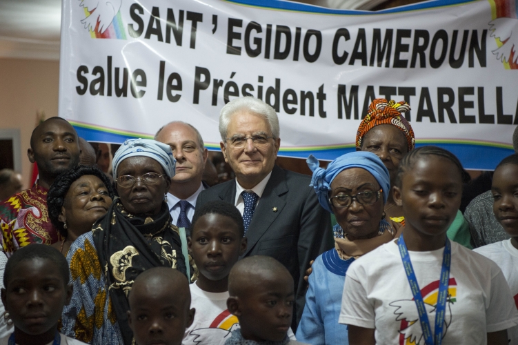 Il Presidente Sergio Mattarella con i volontari della comunità di Sant'Egidio