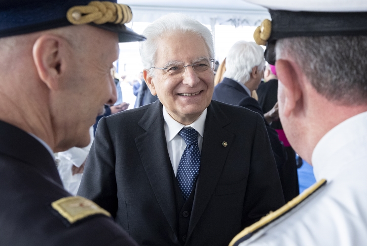 Il Presidente Mattarella con il Capo di Stato Maggiore della Difesa, Vecciarelli, e il Capo di Stato Maggiore della Marina Militare, Girardelli, a Castellammare di Stabia alla cerimonia di varo della nave “Trieste” della Marina Militare 