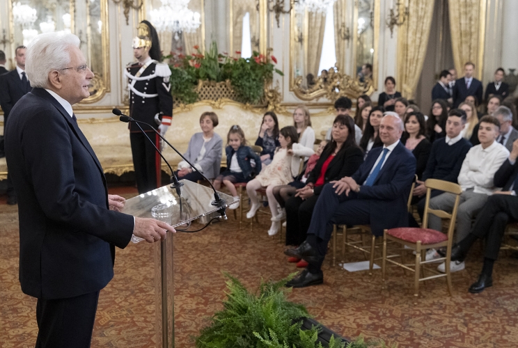 Il Presidente Sergio Mattarella in occasione della cerimonia di premiazione degli studenti vincitori del concorso dal titolo “Conoscere, capire, amare: i doveri nella Costituzione”, promosso dal Ministero dell’Istruzione, dell’Università e della Ricerca