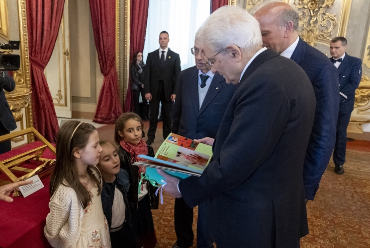 Il Presidente Sergio Mattarella in occasione della cerimonia di premiazione degli studenti vincitori del concorso dal titolo “Conoscere, capire, amare: i doveri nella Costituzione”, promosso dal Ministero dell’Istruzione, dell’Università e della Ricerca
