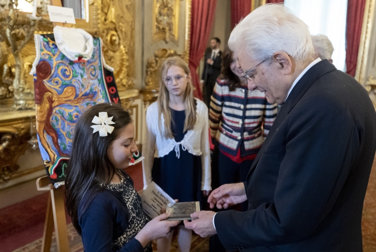Il Presidente Sergio Mattarella in occasione della cerimonia di premiazione degli studenti vincitori del concorso dal titolo “Conoscere, capire, amare: i doveri nella Costituzione”, promosso dal Ministero dell’Istruzione, dell’Università e della Ricerca