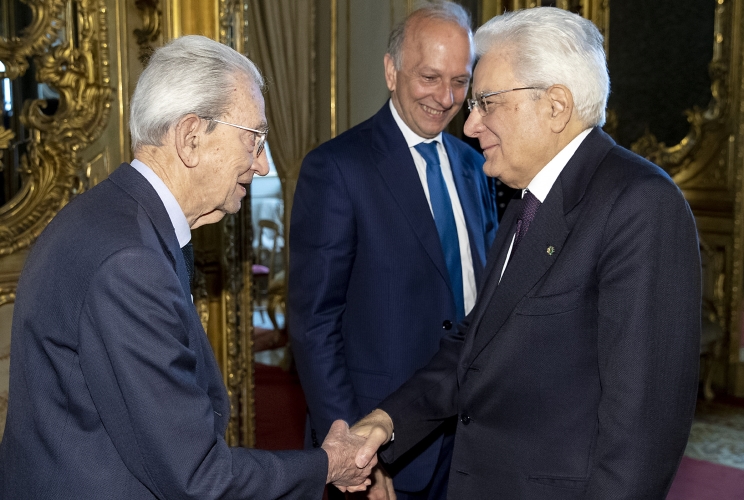 Il Presidente Sergio Mattarella con Carlo Smuraglia, Presidente emerito dell’ANPI e Marco Bussetti, Ministro dell’istruzione, dell’Università e della Ricerca in occasione della cerimonia di premiazione degli studenti vincitori del concorso dal titolo “Conoscere, capire, amare: i doveri nella Costituzione”, promosso dal Ministero dell’Istruzione, dell’Università e della Ricerca