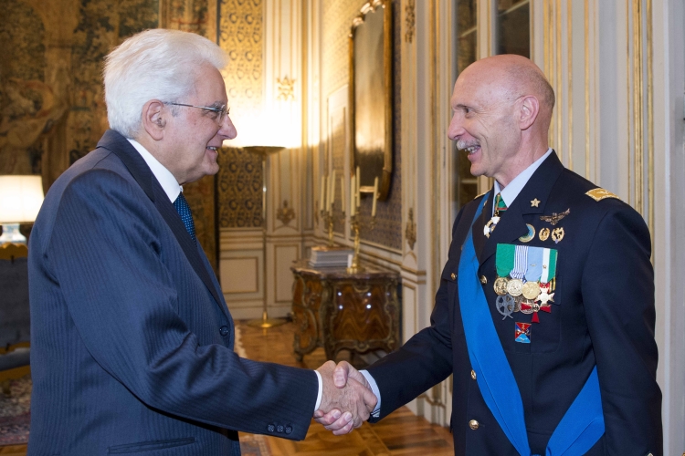 Il Presidente Sergio Mattarella con il Gen. S.A. Enzo Vecciarelli, Capo di Stato Maggiore dell'Aeronautica subentrante